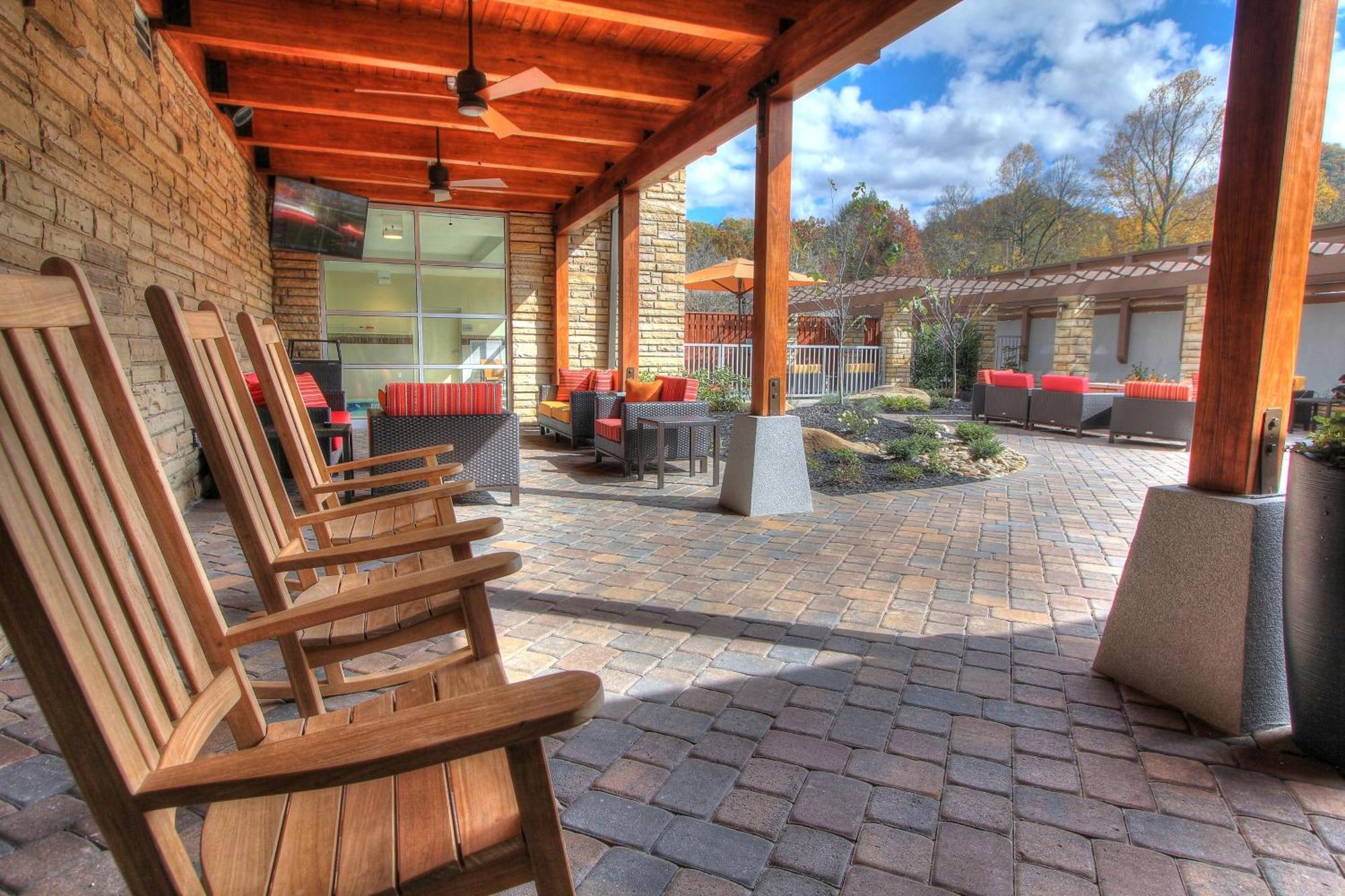 Courtyard By Marriott Gatlinburg Downtown Hotel Exterior photo